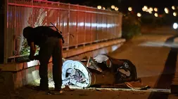 Pasukan keamanan Israel memeriksa pecahan rudal Iran yang dicegat di Israel utara, Senin (8/6/2026). (Foto: AP/ Rami Shlush)