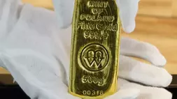 Batangan emas seberat 500 gram terlihat di Warsawa, Polandia. (Foto: AP/ Czarek Sokolowski)