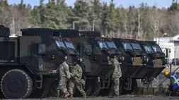 Sejumlah tentara AS terlihat di dekat kendaraan militer selama latihan NATO di Lithuania. (Foto: Anadolu/as)