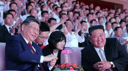 Dalam foto yang disediakan oleh pemerintah Korea Utara ini, pemimpin Korea Utara (Korut) Kim Jong Un (kanan) dan Presiden China Xi Jinping (kiri) tersenyum saat menyaksikan pertunjukan penyambutan di Gimnasium Pyongyang di Pyongyang, Senin (8/6/2026). (Foto: KCNA/ Korea News Service via AP)