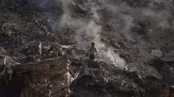 Seorang anak mencari plastik di tempat pembuangan sampah di Kota Gaza, Senin (8/6/2026). (Foto: AP/ Jehad Alshrafi)