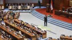 Menteri Keuangan Purbaya Yudhi Sadewa (tengah) memberi salam sebelum menyampaikan tangapan pemerintah pada Rapat Paripurna Ke-21 DPR RI Masa Persidangan V Tahun Sidang 2025-2026 di Kompleks Parlemen, Senayan, Jakarta, Selasa (9/6/2026). (ANTARA FOTO/Dhemas Reviyanto)