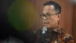 Chief Operating Officer (COO) Danantara yang juga Kepala BP BUMN Dony Oskaria memberikan keterangan pers usai rapat koordinasi (rakor) terkait kebijakan baru tata kelola ekspor sumber daya alam (SDA) di Kompleks Parlemen, Senayan, Jakarta, baru-baru ini. (ANTARA FOTO/Rivan Awal Lingga)