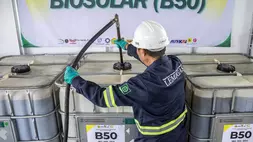 Petugas mengalirkan bahan bakar biodiesel 50 persen (B50) ke dalam drum penyimpanan di Stasiun Blending dan Pengisian Bahan Bakar Uji Jalan B50, Lembang, Kabupaten Bandung Barat, Jawa Barat, Minggu (7/6/2026). (ANTARA FOTO/Abdan Syakura)