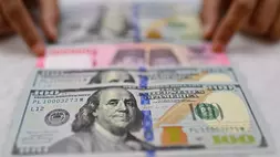 Ilustrasi uang pecahan rupiah dan dolar Amerika Serikat (AS). (ANTARA FOTO/Indrianto Eko Suwarso)