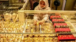 Pramuniaga menata emas perhiasan yang dijual di Pasar Besar, Palangka Raya, Kalimantan Tengah, Rabu (3/6/2026). (ANTARA FOTO/Auliya Rahman)