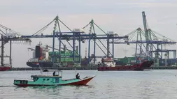Kapal nelayan melintas di perairan Makassar dengan latar belakang pelabuhan peti kemas Makassar New Port di Makassar, Sulawesi Selatan, Rabu (3/6/2026). (ANTARA FOTO/Arnas Padda)