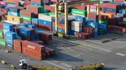 Truk trailer melintas di lapangan penumpukan peti kemas di PT Terminal Petikemas Surabaya, Surabaya Jawa Timur, Rabu (3/6/2026). (ANTARA FOTO/Didik Suhartono)