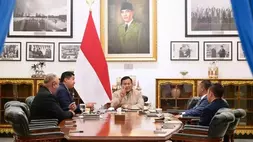Presiden RI Prabowo Subianto menerima laporan Program Bedah Rumah yang disampaikan oleh Menteri Perumahan dan Kawasan Pemukiman Maruarar Sirait di Istana Merdeka Jakarta, Selasa (9/6/2026). (Foto: ANTARA/HO-BPMI Sekretariat Presiden)