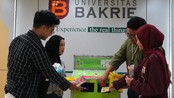 Peluncuran kampanye Waste Wise Campus: Dari Kampus untuk Bumi. melibatkan sejumlah pelaku industri, yakni Indofood, Nutrifood, Tetra Pak, Sido Muncul, dan Green Movement Indonesia, bersama Universitas Bakrie sebagai mitra kampus percontohan.