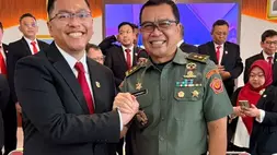 Romano Bhaktinegara (kiri) bersama Mayor Jenderal TNI Raden Djaenudin Slamet sebagai Deputi Pemantapan Nilai-Nilai Kebangsaan (PPNK) Lemhannas RI. (Foto: Dok. pribadi)