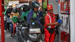 Petugas melayani pengisian bahan bakar minyak (BBM) jenis Pertamax di SPBU dikawasan Menteng, Jakarta Pusat, Rabu (10/6/2026). (B-Universe Photo/Joanito De Saojoao)