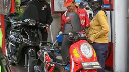 Petugas melayani pengisian bahan bakar minyak (BBM) jenis Pertamax di SPBU dikawasan Menteng, Jakarta Pusat, Rabu (10/6/2026). (B-Universe Photo/Joanito De Saojoao)
