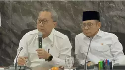 Menteri Koordinator (Menko) Bidang Pangan Zulkifli Hasan (kiri) bersama Menteri Koordinator Bidang Pemberdayaan Masyarakat Muhaimin Iskandar (kanan) dalam Peningkatan Kualitas Layanan MBG dan SPPG Terpencil yang digelar di Kantor Kemenko Pangan, Jakarta, Kamis (11/6/2026). (ANTARA/Putu Indah Savitri)