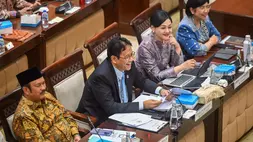 Menteri Keuangan Purbaya Yudhi Sadewa (kedua kiri) bersama Menteri PPN/Kepala Bappenas Rachmat Pambudy (kiri), Ketua Dewan Komisioner Otoritas Jasa Keuangan (OJK) Friderica Widyasari Dewi (kedua kanan) dan Deputi Gubernur Senior Bank Indonesia (BI) Destry Damayanti (kanan) menyampaikan paparan saat rapat kerja dengan Komisi XI DPR di Kompleks Parlemen, Senayan, Jakarta, Kamis (11/6/2026). (ANTARA FOTO/Rivan Awal Lingga)