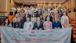 Peserta program literasi keuangan Future Plus Indonesia berfoto bersama Hanwha Life dan Save the Children Indonesia di SBM ITB, Bandung. (Foto Istimewa/Save The Children Indonesia)