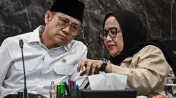 Menteri Koordinator Bidang Pemberdayaan Masyarakat Muhaimin Iskandar (kiri) berbincang dengan Kepala Badan Gizi Nasional (BGN) Nanik S Deyang (kanan) saat mengikuti rapat koordinasi peningkatan kualitas program Makan Begizi Gratis (MBG) dan dan Satuan Pelayanan Pemenuhan Gizi (SPPG) terpencil di Kantor Kemenko Bidang Pangan, Jakarta, Kamis (11/6/2026). (ANTARA FOTO/Fauzan)