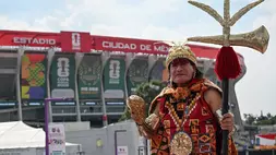 Pendukung Tim Nasional Meksiko mengenakan pakaian tradisional di kawasan Stadion Azteca, Mexico City, Meksiko, Rabu (10/6/2026). Pada sehari menjelang pembukaan Piala Dunia 2026 para pendukung dari sejumlah tim nasional telah memadati sejumlah titik kawasan di Azteca baik mencari tiket pertandingan maupun sekadar meramaikan suasana Piala Dunia 2026. (Foto: ANTARA FOTO/Aditya Pradana Putra/foc)