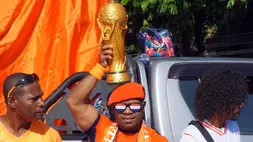 Fans sepak bola mengangkat replika piala dunia saat konvoi di Kota Sorong, Papua Barat Daya, Minggu (7/6/2026). Pemerintah Kota Sorong mendukung dan memfasilitasi ribuan pendukung Piala Dunia 2026 dengan menggelar konvoi sejauh 20 kilometer sebagai bentuk dukungan terhadap perhelatan akbar empat tahunan tersebut. (Foto: ANTARA FOTO/Olha Mulalinda/bar)