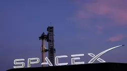 Roket raksasa SpaceX, Starship, bersiap untuk penerbangan uji dari Starbase di Boca Chica, Texas, AS. (Foto: AP/ Eric Gay)