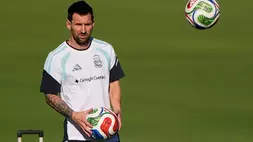 Lionel Messi dari Argentina berlatih untuk turnamen sepak bola Piala Dunia FIFA pada Kamis (11/6/2026) di Kansas City, Kansas. (Foto: AP/ Charlie Riedel)