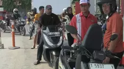 Sejumlah konsumen mengantre untuk mengisi BBM Pertalite di SPBU Al-Maskar Ciberes, Kecamatan Patokbeusi, Subang, Jawabarat, Jumat ( 12/6/2026). (B-Universe Photo/Elan Suherlan)