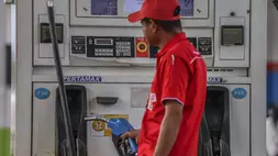 Petugas berdiri di samping mesin pengisian bahan bakar minyak (BBM) jenis Pertamax ke tangki sepeda motor di SPBU Batu Anteru, Ternate, Maluku Utara, Rabu (10/6/2026). (ANTARA FOTO/Andri Saputra)