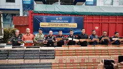 DJBC menunjukkan bukti barang sitaan berupa rokok ilegal di Kantor Wilayah Bea Cukai Banten, Tangerang, Jumat (12/6/2026). (Foto: DJBC Kemenkeu)