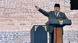 Presiden Prabowo Subianto pada penyerahan denda administratif dan penyelamatan keuangan negara, serta penguasaan kembali kawasan hutan tahap VI di Kompleks Kejaksaan Agung Republik Indonesia, Jakarta. (Foto: BPMI Setpres)