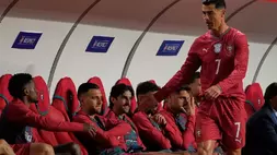 Cristiano Ronaldo dari Portugal berjalan ke bangku cadangan setelah diganti selama pertandingan sepak bola persahabatan internasional antara Portugal dan Nigeria di Leiria, Portugal, Rabu (10/6/2026). (Foto: AP/ Ana Brigida)