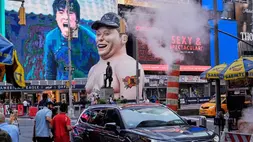 Sebuah figur tiup besar yang menggambarkan Elon Musk berdiri di Times Square di New York pada Kamis (11/6/2026). (Foto: AP/ Seth Wenig)