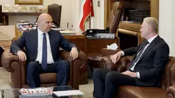 Dalam foto yang dirilis oleh kantor pers Kepresidenan Lebanon ini, Presiden Lebanon Joseph Aoun (kiri) bertemu dengan Menteri Luar Negeri Youssef Rajji di istana kepresidenan di Baabda, sebelah timur Beirut, Kamis (4/6/2026). (Foto: Kantor pers Kepresidenan Lebanon via AP)