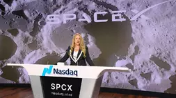 Gwynne Shotwell, Presiden dan COO SpaceX, berbicara selama upacara pembukaan perdagangan saham perdana (IPO) SpaceX di Nasdaq MarketSite di New York, Jumat (12/6/2026). (Foto: AP/ Frank Franklin II)