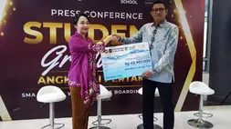 (Kiri ke kanan): Ketua Yayasan Dharma Wanita Kabupaten Kediri, Eriani Annisa Hanindhito menerima giant check sebagai bagian dari simbolis penyerahan CSR Air Siap Minum dari Division Head Strategic Digital & Corporate Transformation Bank Mandiri Taspen, Iwan Kurniawan. (Foto Ist)