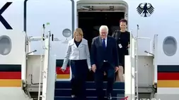 Presiden Jerman Frank-Walter Steinmeier (tengah) beserta Ibu Negara Jerman Elke Büdenbender (kiri) menuruni tangga pesawat saat tiba di Pangkalan Udara TNI AU (Lanud) Halim Perdanakusuma, Jakarta, Senin (15/6/2026) dalam rangkaian kunjungan kenegaraan Presiden Steinmeier di Indonesia dan pertemuan bilateral dengan Presiden Prabowo Subianto. ANTARA/HO-BPMI Sekretariat Presiden
