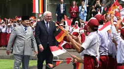 Presiden Prabowo Subianto menyambut kedatangan Presiden Republik Federal Jerman Frank-Walter Steinmeier dalam rangka kunjungan kenegaraan di Istana Merdeka, Jakarta, pada Senin (15/6/2026). (Foto: BPMI Setpres/Cahyo)