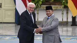 Presiden Prabowo Subianto (kanan) berjabat tangan dengan Presiden Republik Federal Jerman Frank-Walter Steinmeier (kiri) saat kunjungan kenegaraan di Istana Merdeka, Jakarta, Senin (15/6/2026). Presiden Jerman Frank-Walter Steinmeier melakukan kunjungan kenegaraan di Istana Kepresidenan Jakarta untuk memperkuat hubungan kemitraan strategis antara Indonesia dan Jerman di antaranya bidang bisnis, energi, iklim, perekrutan tenaga kerja terampil, dan budaya. (Foto: ANTARA FOTO/Galih Pradipta/hma/kye)