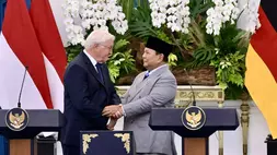 Presiden Prabowo Subianto (kanan) berjabat tangan dengan Presiden Republik Federal Jerman Frank-Walter Steinmeier (kiri) saat kunjungan kenegaraan di Istana Merdeka, Jakarta, Senin (15/6/2026). (Foto: BPMI Setpres/Setneg)