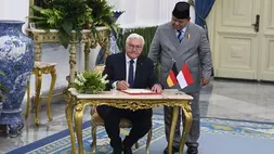 Presiden Prabowo Subianto (kanan) menyaksikan Presiden Republik Federal Jerman Frank-Walter Steinmeier (kiri) menandatangani buku tamu saat kunjungan kenegaraan di Istana Merdeka, Jakarta, Senin (15/6/2026). Presiden Jerman Frank-Walter Steinmeier melakukan kunjungan kenegaraan di Istana Kepresidenan Jakarta untuk memperkuat hubungan kemitraan strategis antara Indonesia dan Jerman di antaranya bidang bisnis, energi, iklim, perekrutan tenaga kerja terampil, dan budaya. (Foto: ANTARA FOTO/Galih Pradipta/hma/kye)
