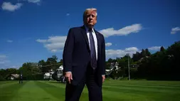 Presiden AS Donald Trump berjalan menuju wartawan saat tiba untuk KTT G7, Senin (15/6/2026) di Evian-les-Bains, Prancis. (Foto: AP/ Julia Demaree Nikhinson)