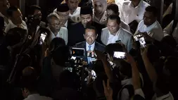 Menteri ESDM Bahlil Lahadalia (tengah) menjawab pertanyaan awak media usai mengikuti rapat kerja dengan Komisi XII DPR di Kompleks Parlemen, Senayan, Jakarta, Senin (15/6/2026). (ANTARA FOTO/Dhemas Reviyanto)