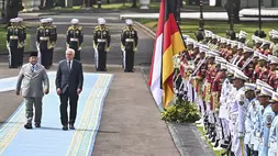 Presiden Prabowo Subianto (kiri) bersama Presiden Jerman Frank Walter Steinmeier (kanan) berjalan memeriksa pasukan di Istana Merdeka, Jakarta, Senin (15/6/2026). Presiden Prabowo Subianto menerima kunjungan Presiden Jerman Frank Walter Steinmeier untuk memperkuat hubungan kemitraan strategis kedua negara di berbagai bidang. (Foto: ANTARA FOTO/Bayu Pratama S/hma/kye)
