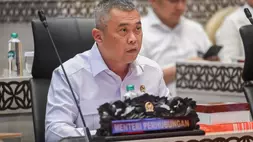 Menteri Perhubungan Dudy Purwagandhi bersiap mengikuti rapat kerja dengan Komisi V DPR di Kompleks Parlemen, Senayan, Jakarta, Kamis (21/5/2026). (ANTARA FOTO/Rivan Awal Lingga)