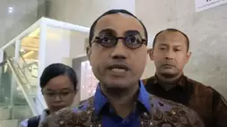 Kepala Eksekutif Pengawas Pasar Modal, Keuangan Derivatif, dan Bursa Karbon OJK, Hasan Fawzi dalam wawancara cegat di Gedung DPR RI, Rabu (17/6/2026). (B-Universe Photo/Akmalal Hamdhi)