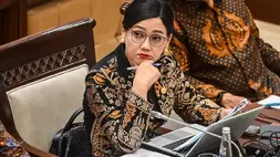 Ketua Dewan Komisioner OJK Friderica Widyasari mendengarkan pandangan fraksi saat mengikuti rapat kerja dengan Komisi XI DPR di Kompleks Parlemen, Senayan, Jakarta, Kamis (21/5/2026). (ANTARA FOTO/Rivan Awal Lingga)