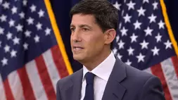 Ketua Dewan Gubernur The Federal Reserve (The Fed) Kevin Warsh berbicara dalam konferensi pers setelah pertemuan Komite Pasar Terbuka Federal (FOMC), Rabu (17/6/2025) di Washington, AS. (Foto: AP/ Rod Lamkey, Jr.)
