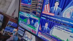 Konferensi pers Ketua The Federal Reserve (The Fed) Kevin Warsh ditampilkan di layar di lantai Bursa Saham New York, AS pada Rabu (17/6/2026). (Foto: AP/ Richard Drew)