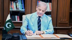 Dalam foto yang dirilis oleh Kantor Perdana Menteri (PM) Pakistan ini, PM Pakistan Shehbaz Sharif di Islamabad menandatangani sebuah dokumen sebagai mediator yang menurut kantor tersebut merupakan salinan kesepakatan awal yang dicapai oleh Amerika Serikat dan Iran untuk mengakhiri perang mereka pada Kamis (18/6/2026). (Foto: Kantor Perdana Menteri Pakistan via AP)