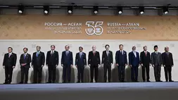 (Dari kiri) Sekretaris Jenderal ASEAN Kao Kim Hourn, Sultan Brunei Hassanal Bolkiah, Perdana Menteri (PM) Kamboja Hun Manet, PM Laos Sonexay Siphandone, PM Malaysia Anwar Ibrahim, Presiden Filipina Ferdinand Marcos Jr., Presiden Rusia Vladimir Putin, PM Singapura Lawrence Wong, PM Thailand Anutin Charnvirakul, PM Timor Timur Kay Rala Xanana Gusmao, PM Vietnam Le Minh Hung, Menteri Luar Negeri Indonesia Sugiono, Sekretaris Tetap Kementerian Luar Negeri Myanmar, Pejabat Senior untuk ASEAN Hau Khan Sum berpose untuk foto di sela-sela KTT Rusia-ASEAN di Kazan, Rusia pada Kamis (18/6/2026). (Foto: Sergei Bobylev/ Sputnik, Kremlin Pool Photo via AP)