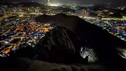 Sejumlah umat Islam berdoa dan menikmati suasana fajar saat menziarahi ua Hira di Puncak Jabal Nur, Makkah, Arab Saudi,Kamis (18/6/2026). Gua Hira yang berada di ketinggian 640 meter di atas permukaan laut tersebut merupakan tempat bersejarah dimana Nabi Muhammad SAW melalui Malaikat Jibril dan menjadi salah satu destinasi ziarah spiritual utama bagi jemaah dari berbagai negara di sela pelaksanaan ibadah haji maupun umrah (ANTARA FOTO/Citro Atmoko/MCH 2026)